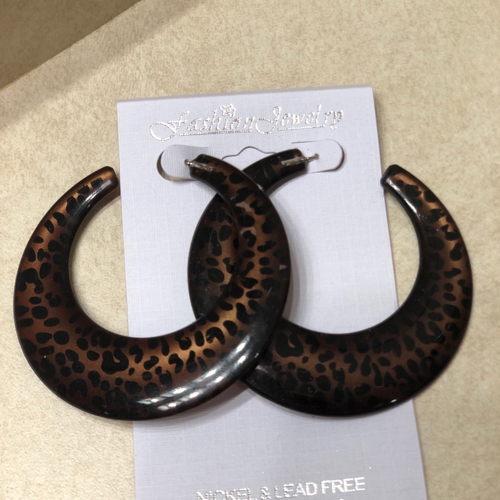 Poly loop leopard print earrings Chocolate